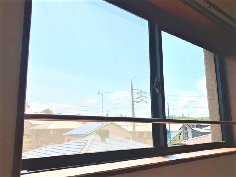 マンションの窓ガラスが割れる原因とは？修繕費用や保険適用の可...の画像