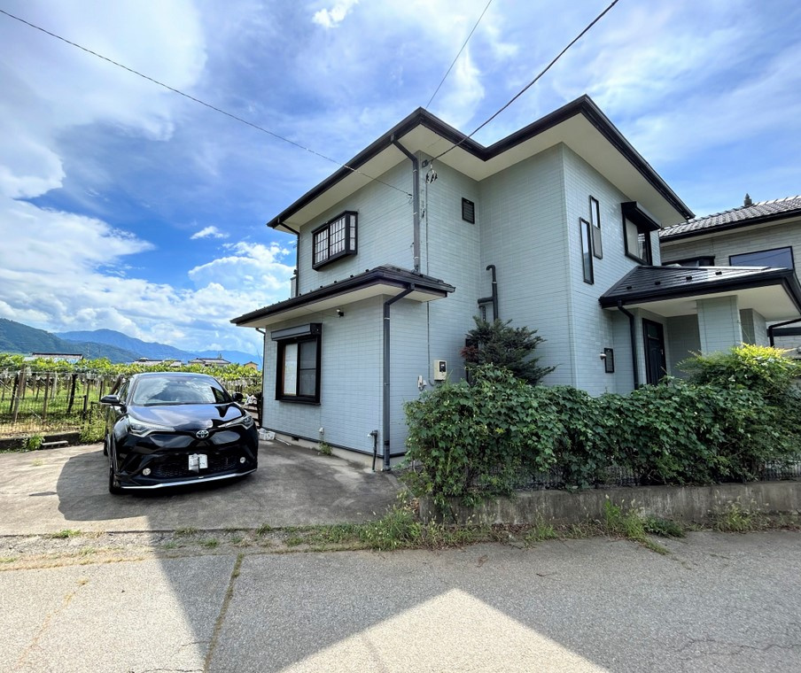 甲州市勝沼町勝沼　平成8年築中古住宅　カースペース並列2台分...の画像