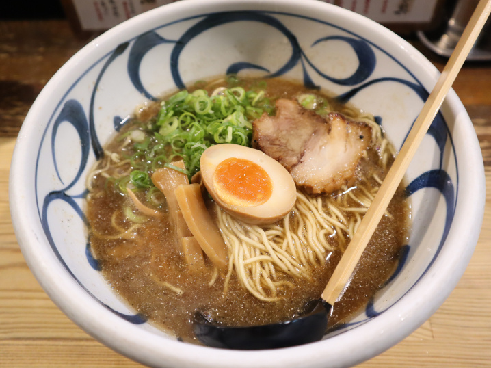 松山市一番町にある人気店「麺鮮醤油房 周平」にて王道の周平ラ...の画像