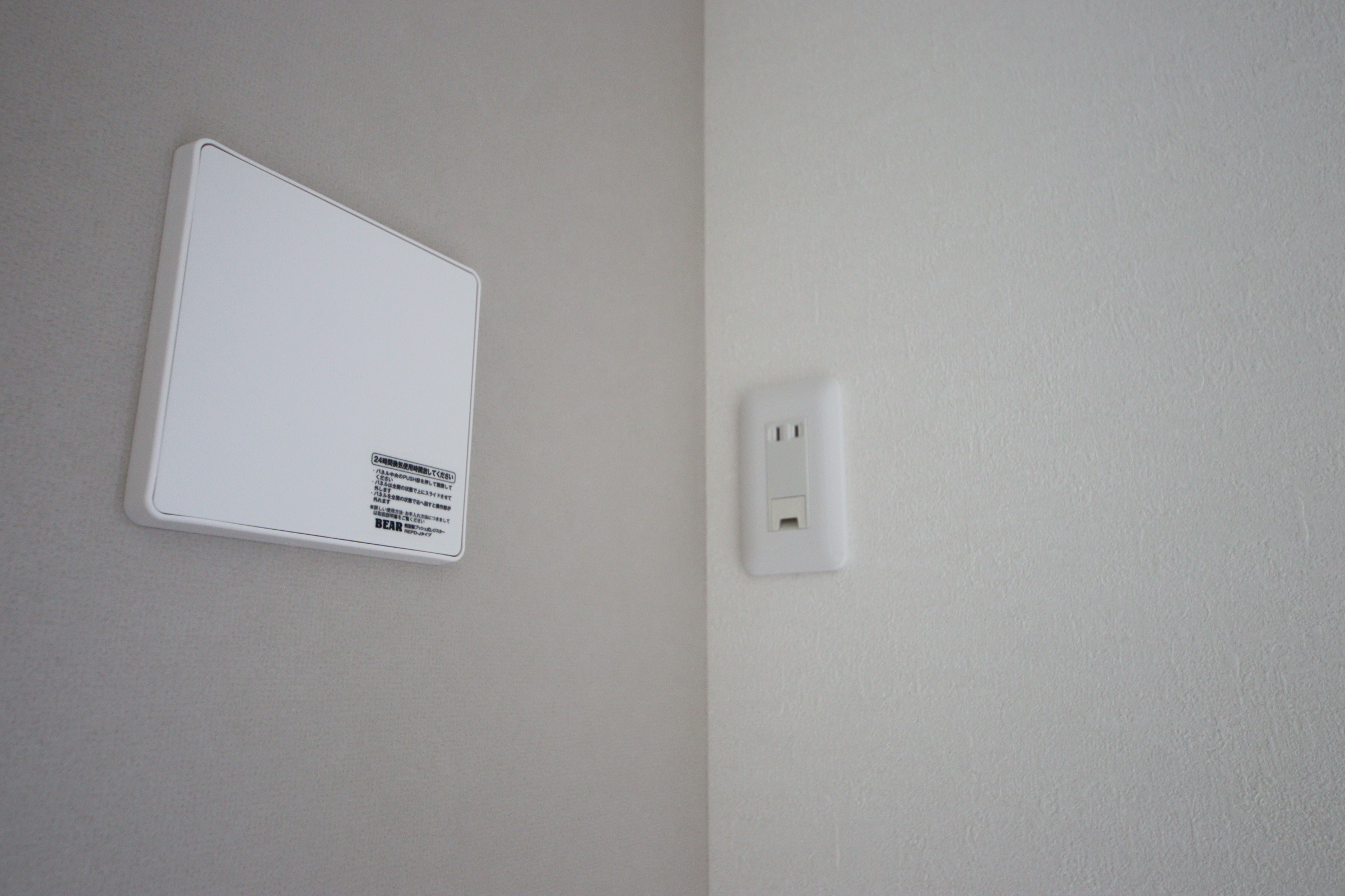 建売のリビングのエアコンのコンセント（２００V、１００V）の画像