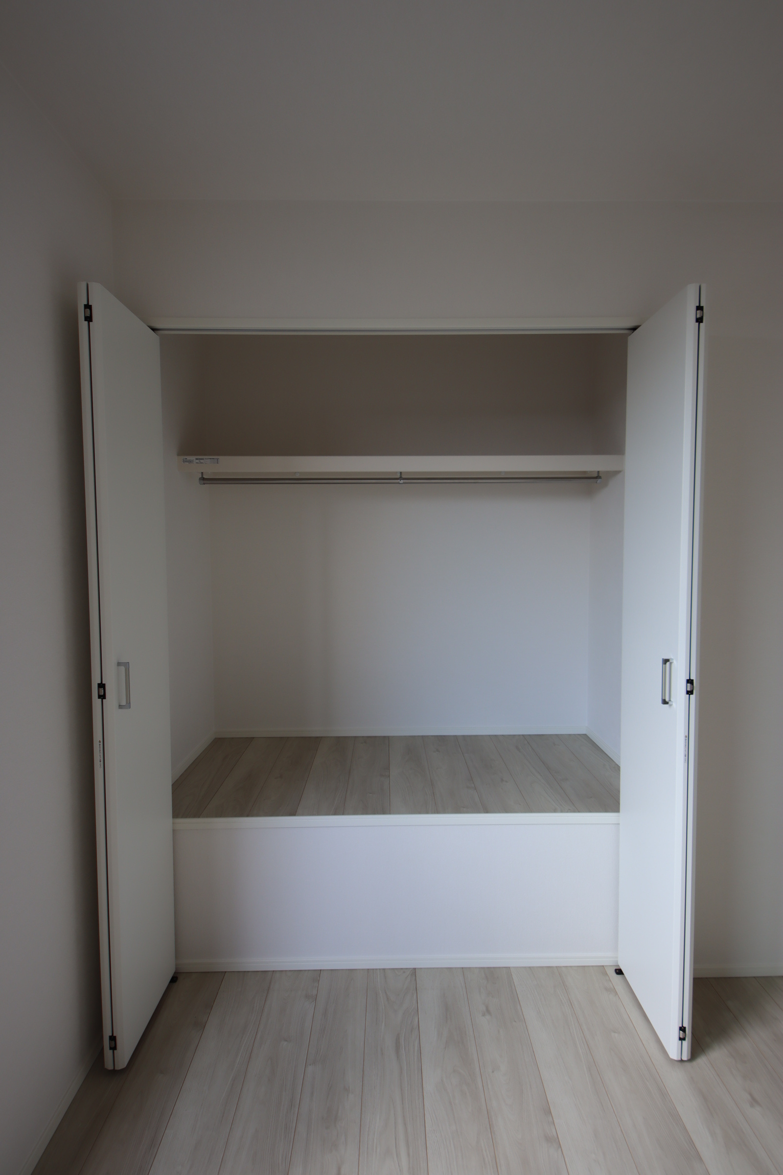 建売の収納の中の段差の画像