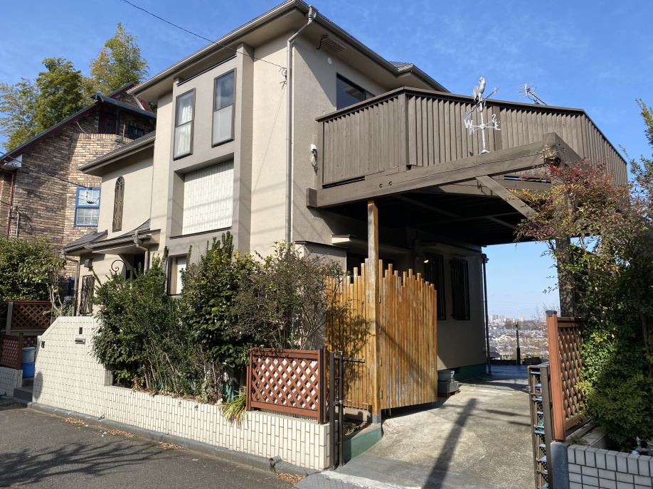 広大な緑地に面する住友林業の家の画像
