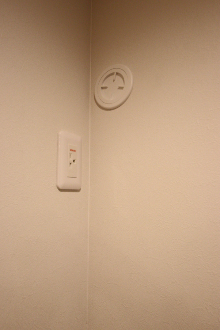 建売の場合、エアコンの配管の穴は基本は開いてません。の画像