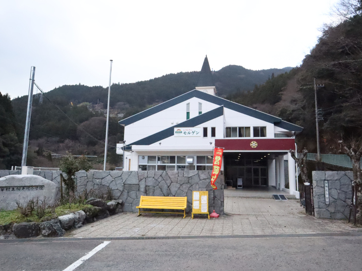 廃校になっていた母校「柳井川小学校」の教室に飾られていた額縁...の画像