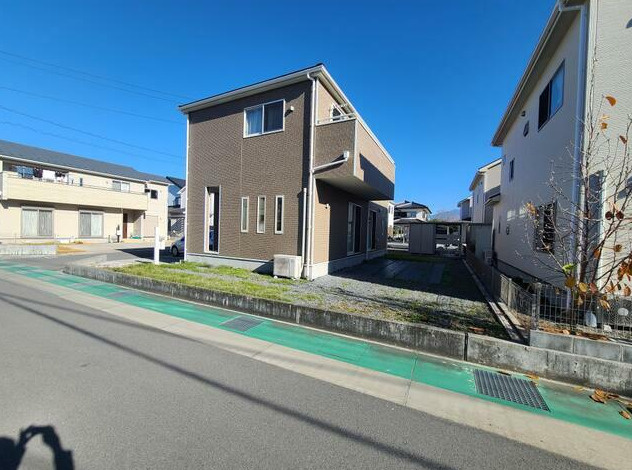 笛吹市石和町井戸の令和1年築・中古戸建をご紹介。角地・並列駐...の画像