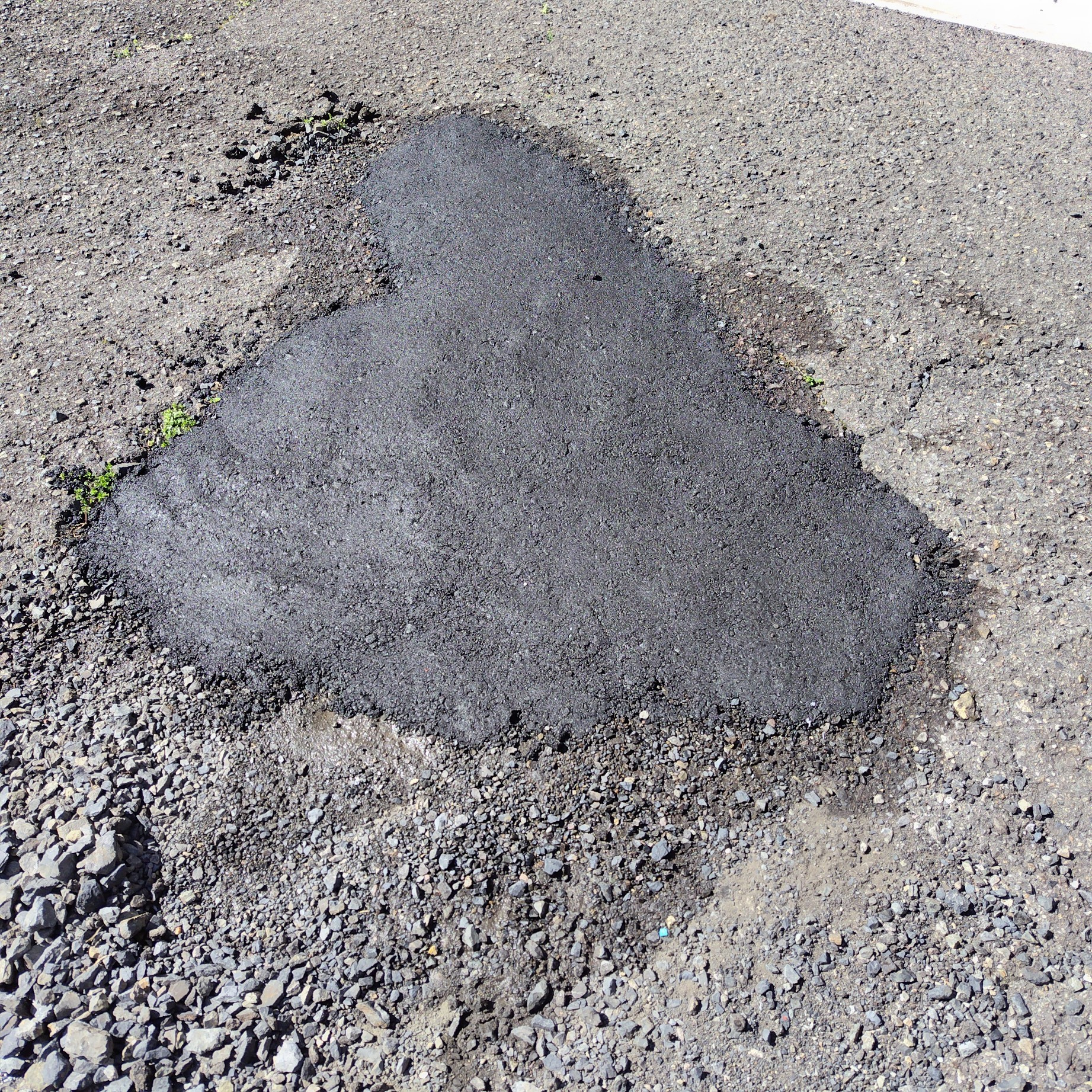 アスファルトの補修で水たまりを解消！簡単DIYで駐車場の舗装...の画像