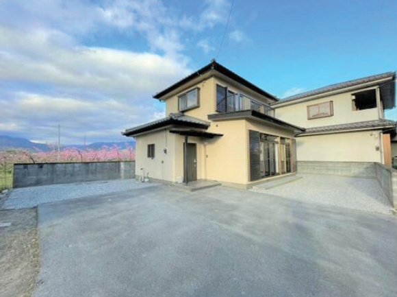 【山梨市下栗原・水回り新品リフォーム済み中古戸建】駐車4台！...の画像