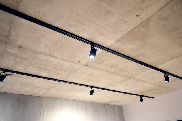 ダウンライトとは？賃貸物件に設置されているライトの交換方法も...の画像