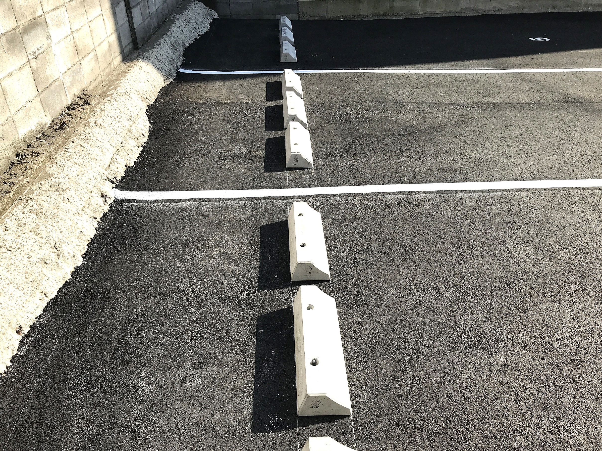 岐阜市の新規募集する月極駐車場にパーキングブロックを設置しま...の画像