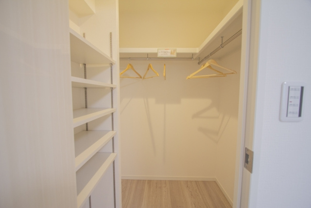 賃貸物件のウォークインクローゼットの種類は？収納方法やほこり...の画像