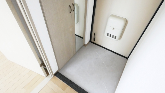 風水における玄関の鏡の意味とは？おすすめの設置位置や形・注意...の画像