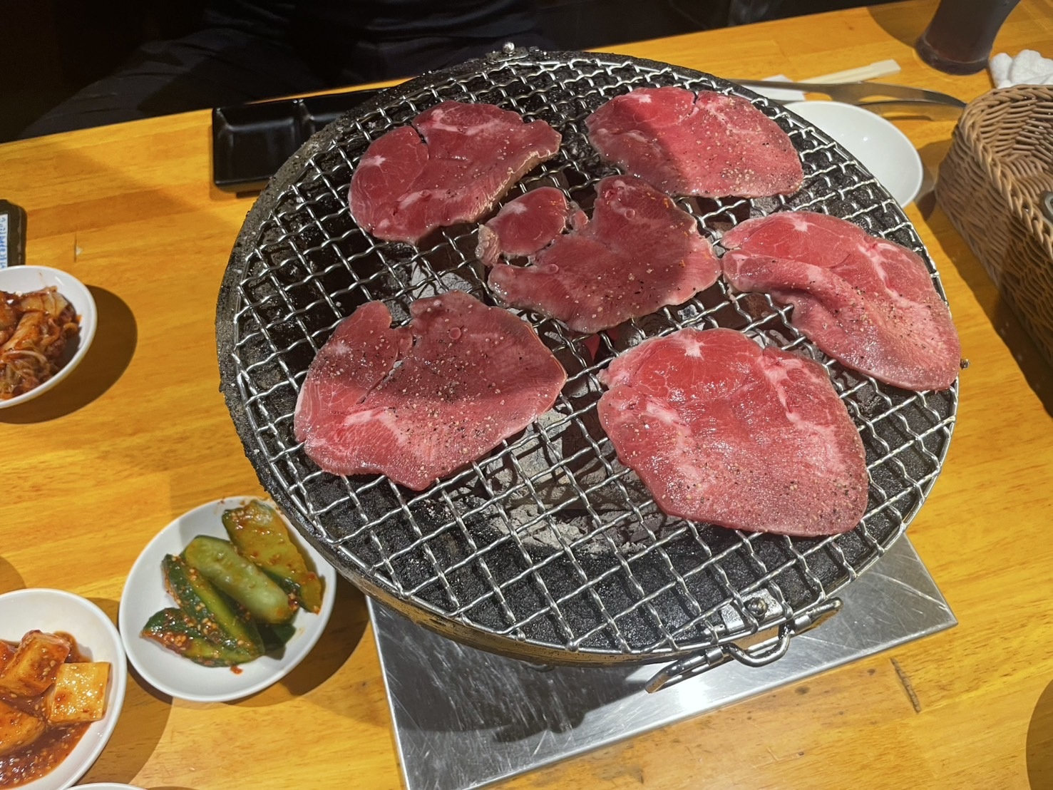 【三宮グルメ】三宮駅スグ！70種超の「七輪焼肉食べ放題」で肉...の画像