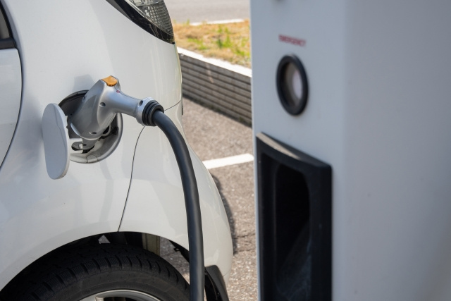 EV充電器は一戸建てでも設置できる？種類や工事費用についても...の画像