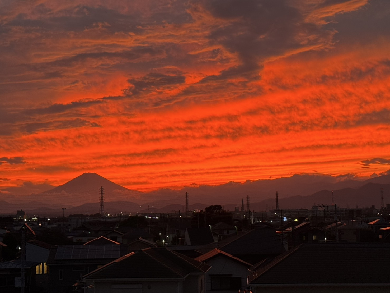 真っ赤な夕焼けと富士山の画像