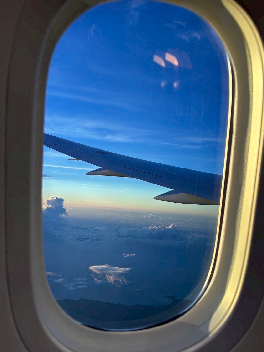 帰りの飛行機ってなんであんなに感情が無くなってしまうのでしょ...の画像