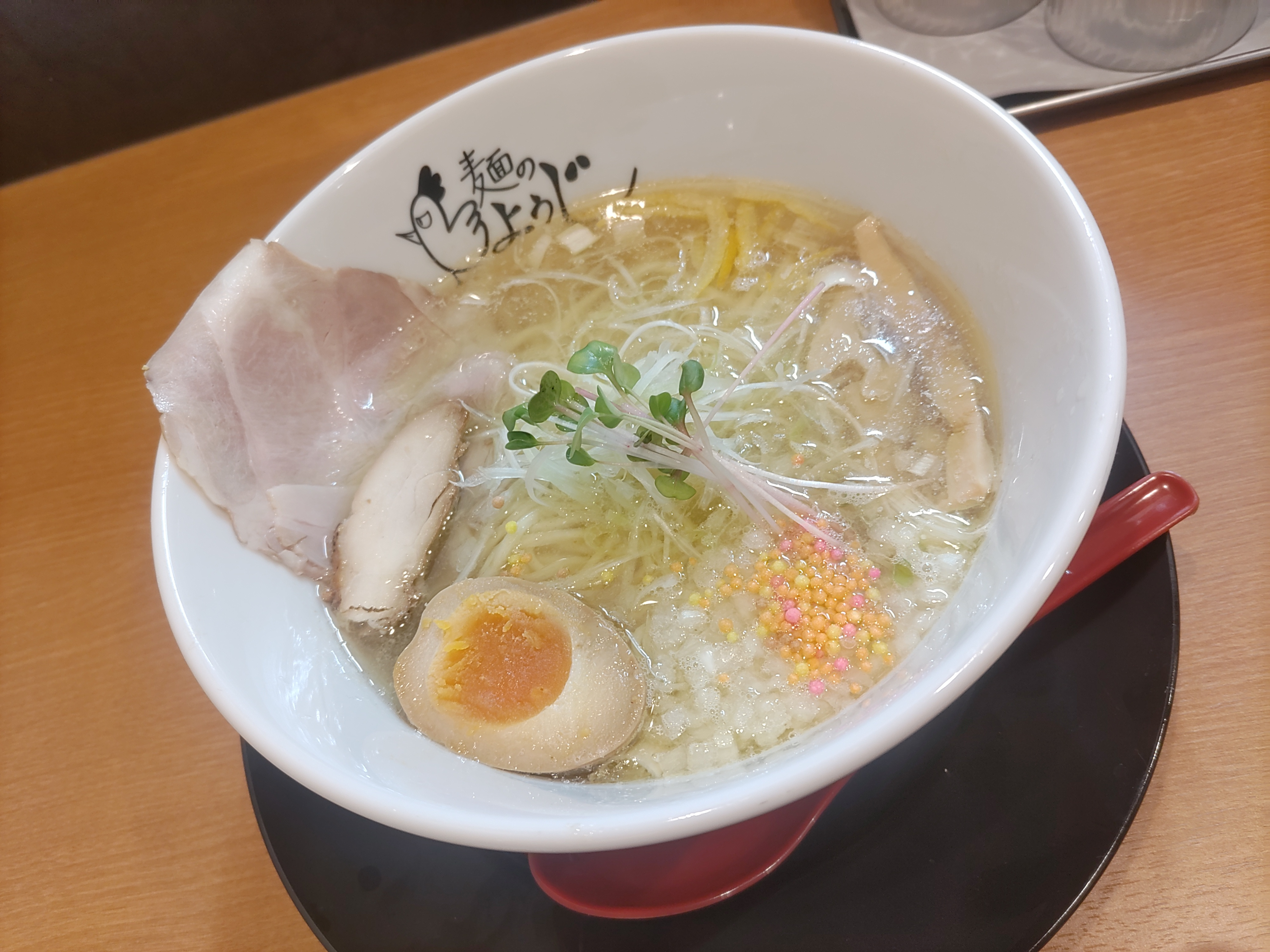松山市湊町まつちかタウンにある「麺のようじ」で一番人気の塩ラ...の画像