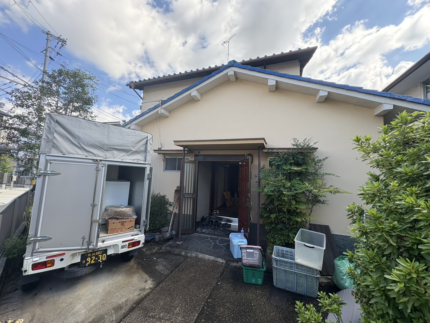 奈良市中山町の戸建てを買取しました！秋空の下でお荷物撤去中で...の画像