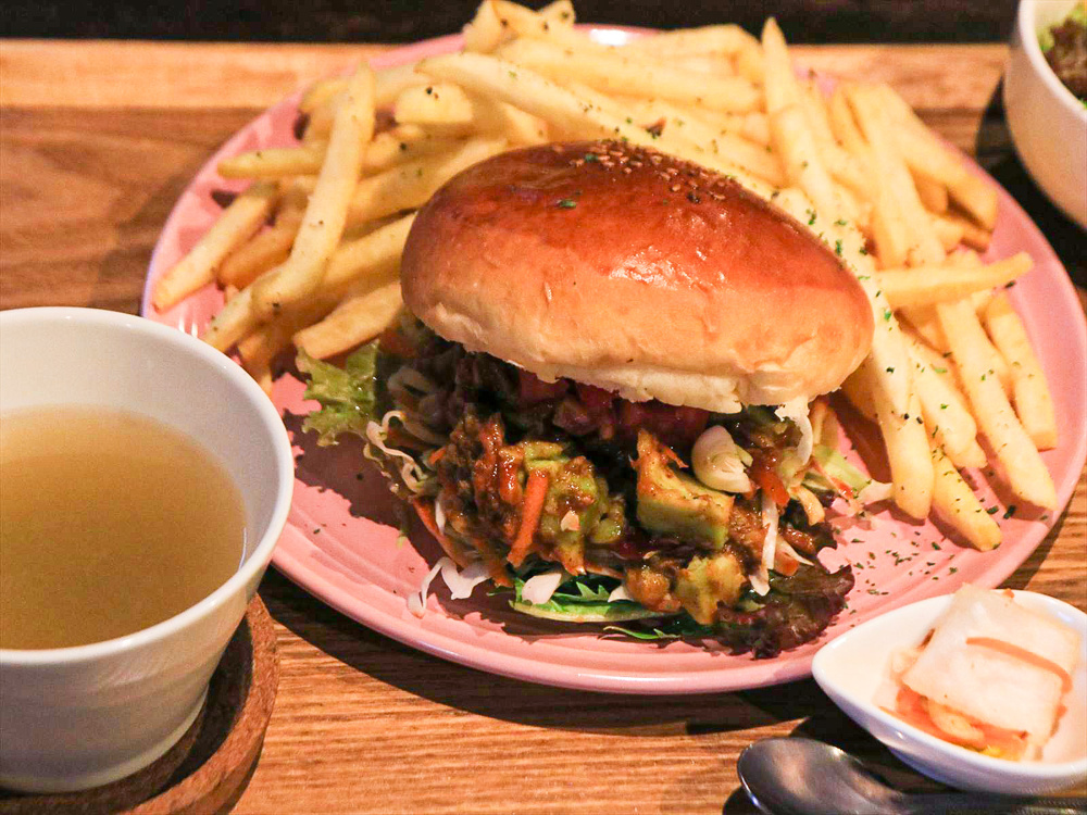 「八王子『cafe&dining LOTUS(ロータス)』破格のボリューム満点ランチ」の画像