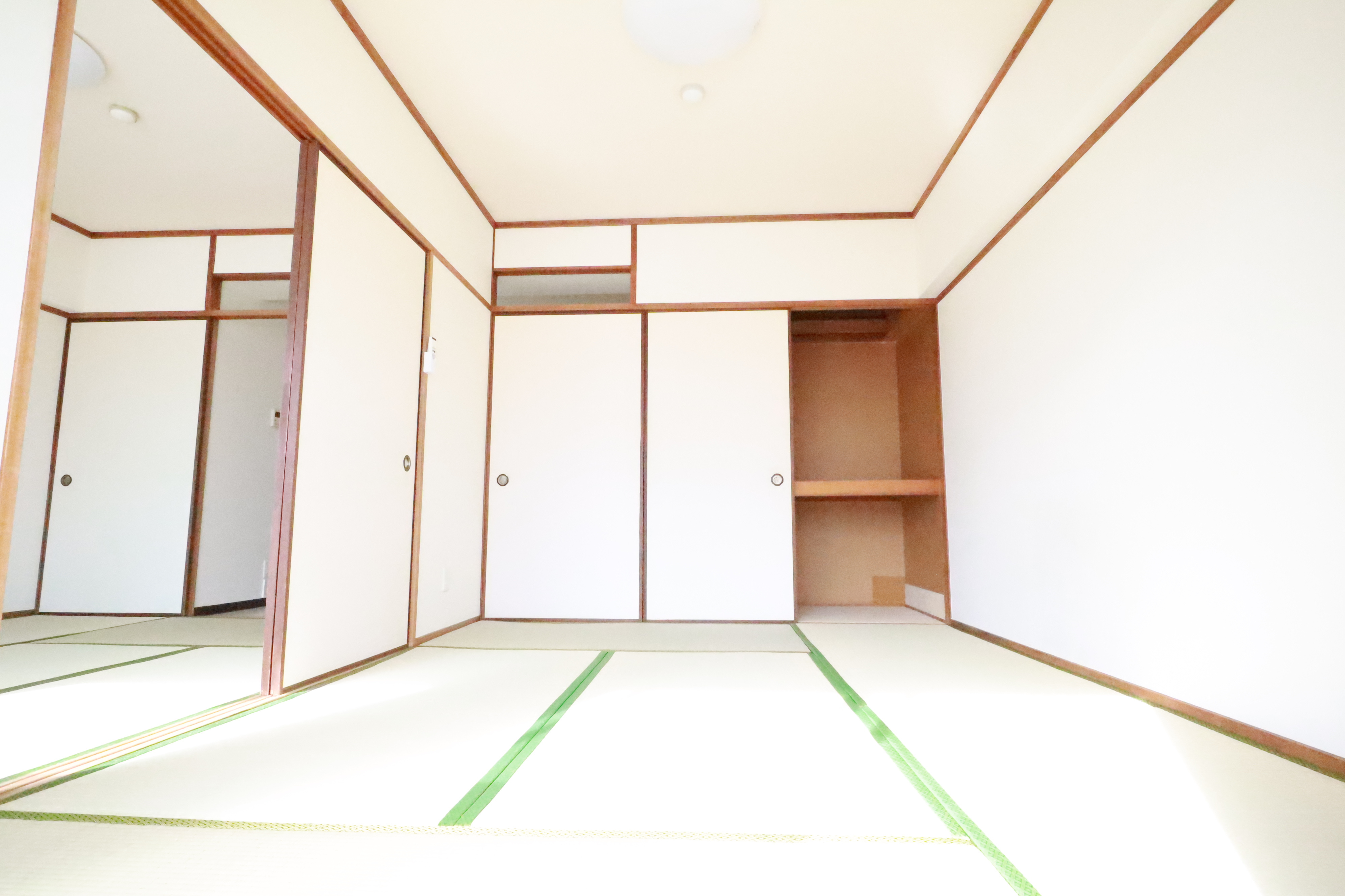 松山市南江戸にある、南向きベランダで、部屋からも駐車場を見渡...の画像