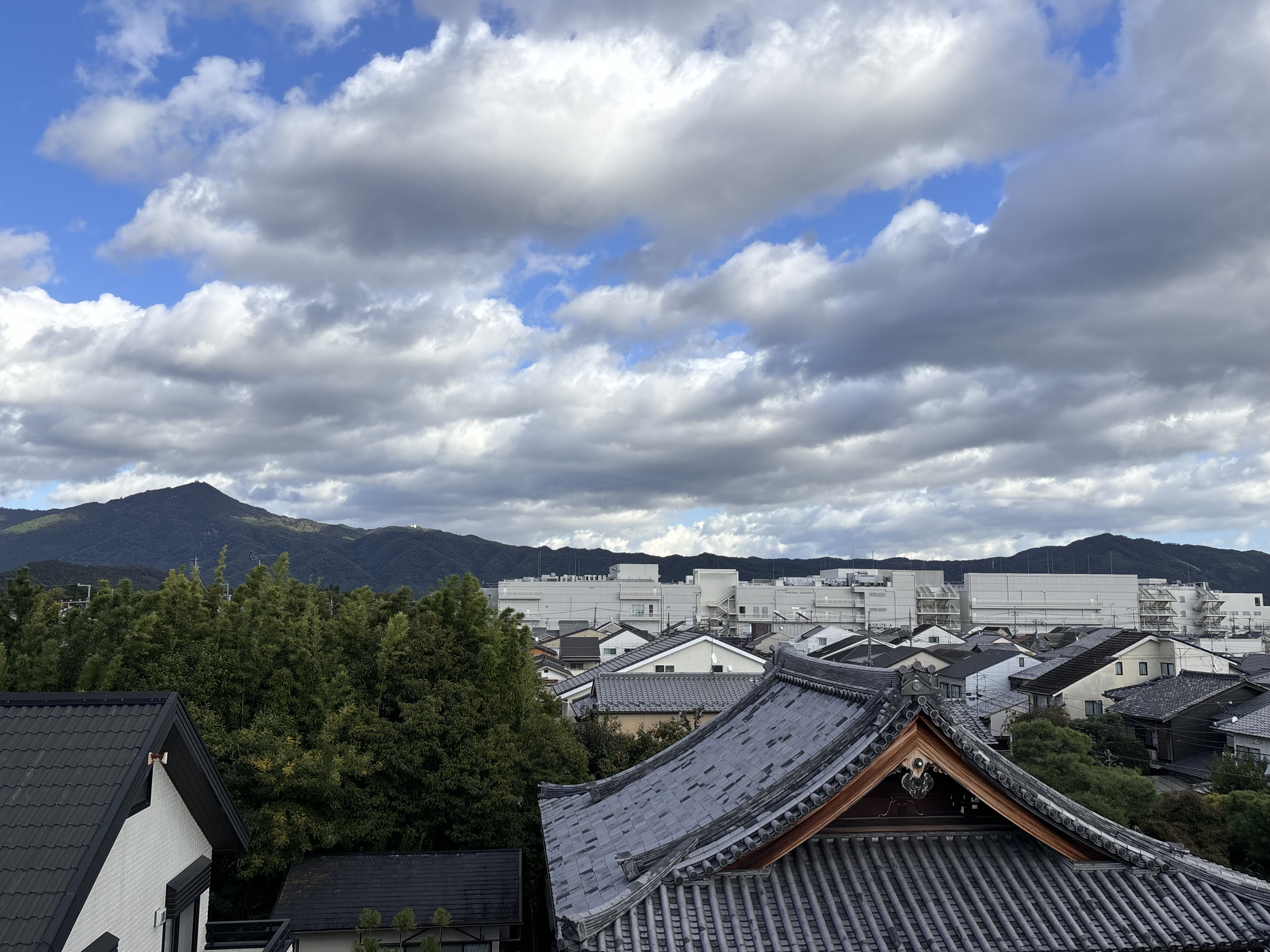 京都の名峰を仰ぐ、4層の家。の画像