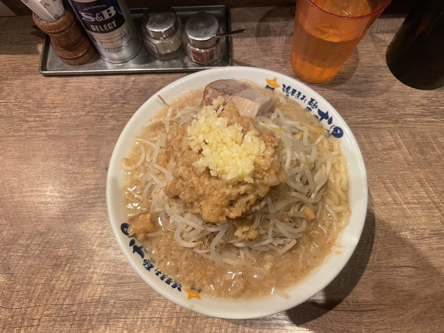 【六甲道の衝撃ラーメン】背脂×極太麺×ニンニク！中毒性MAX...の画像