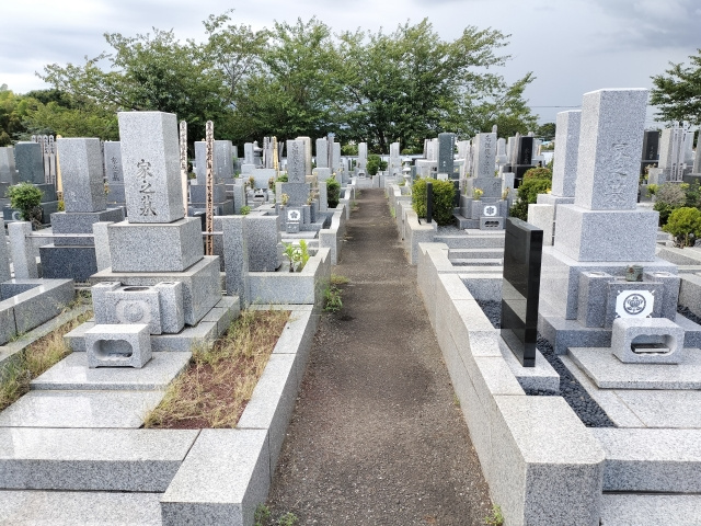 不動産の売却でお墓が近いと価格は下がる？メリットや注意点も解...の画像