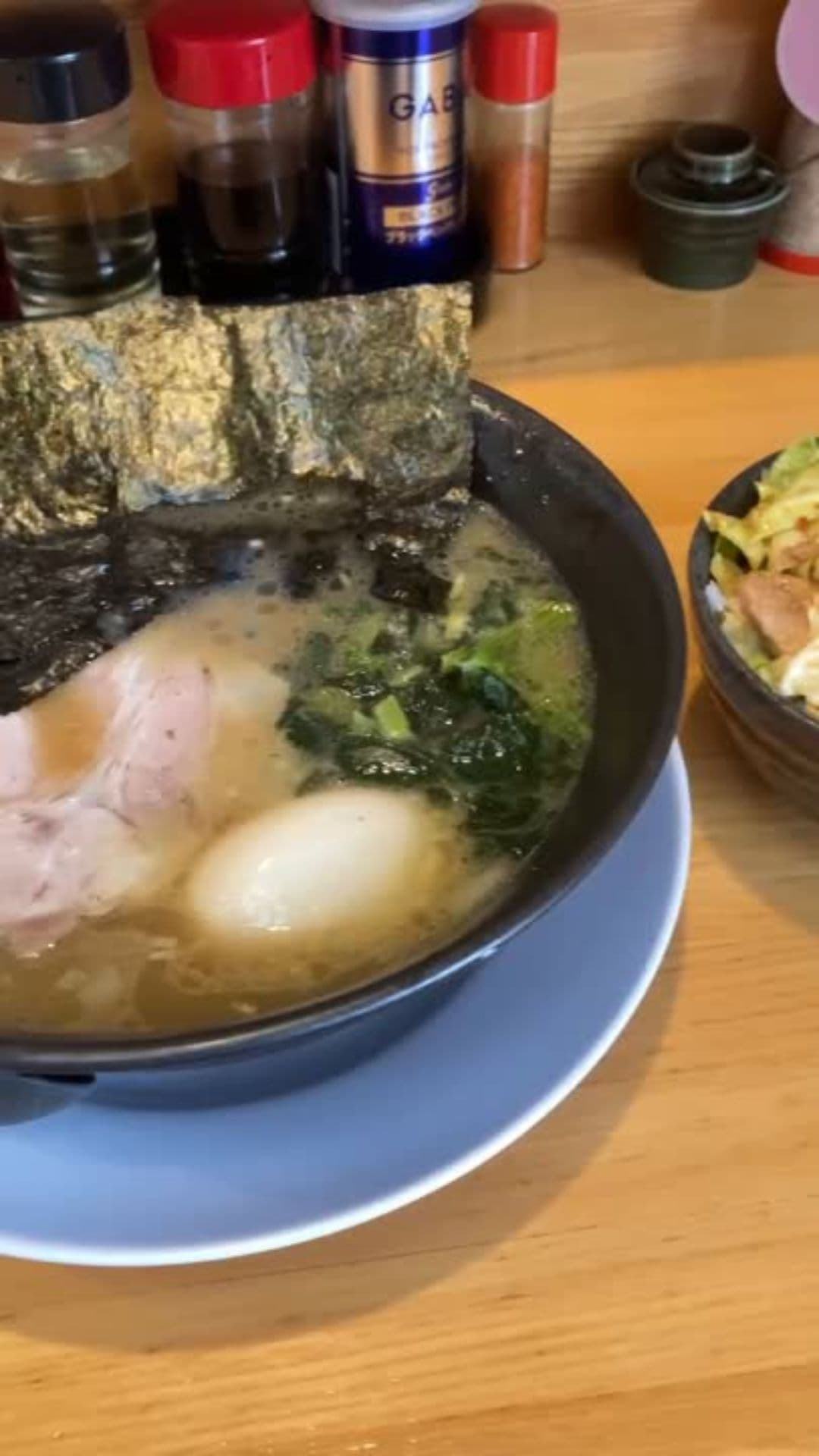 新潟に馴染む！濃厚なのに後味スッキリな一杯。家系ラーメン奥村...の画像