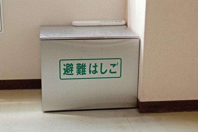 賃貸マンションの避難はしごの正しい使い方は？設置基準も解説の画像