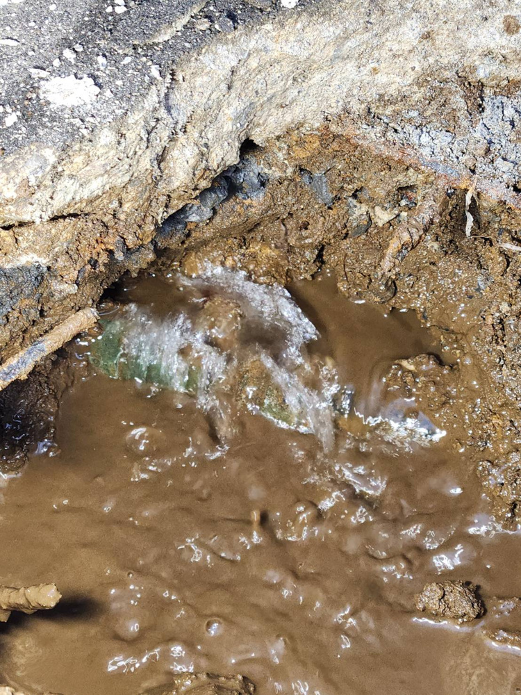 「給水管から漏水」の画像