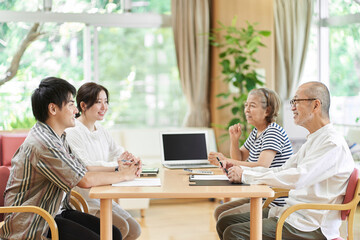 「実家の空き家問題は家族でも話しづらい？」の画像