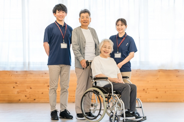 老人ホームに入居したら自宅は売却すべき？手続きの流れと税金も...の画像