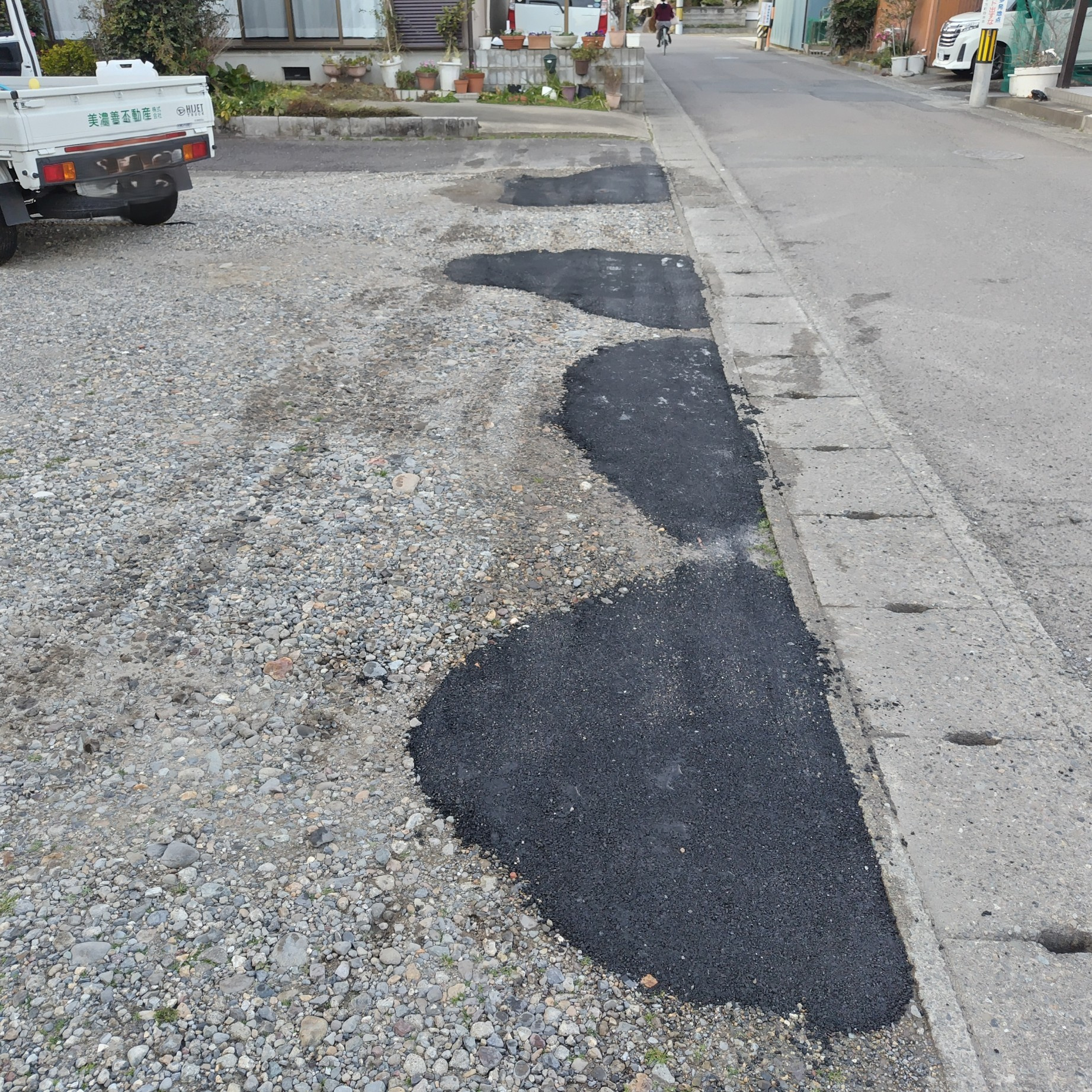 砂利の月極駐車場の水たまり対策｜前面道路の通行が原因？岐阜市...の画像