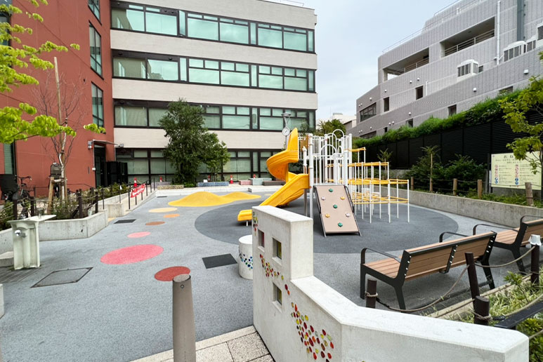 本郷小学校近くの公園「真砂児童遊園」図書館と文京ふるさと歴史...の画像