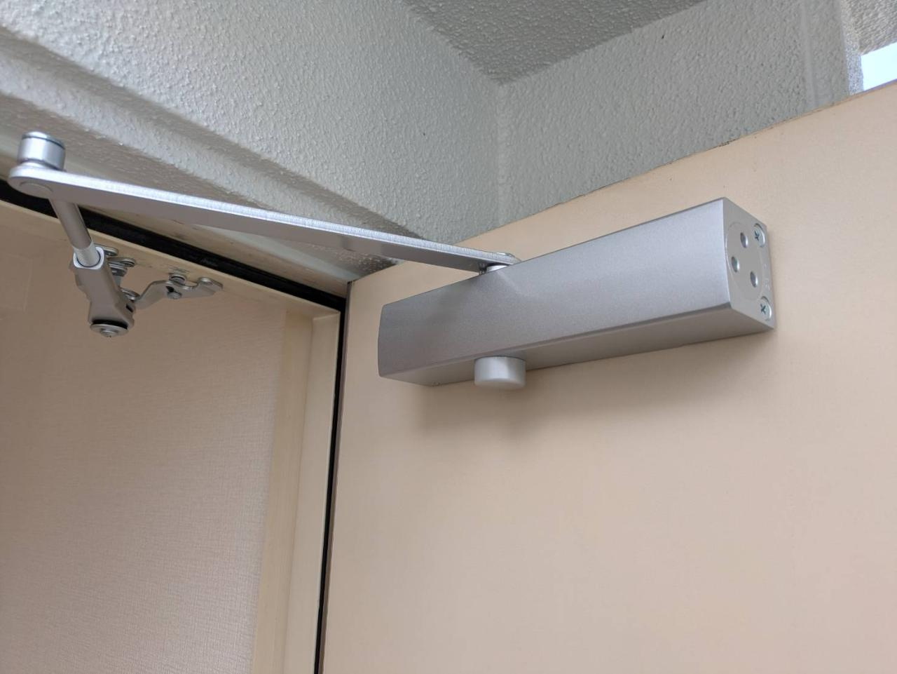 【岐阜市の賃貸管理】玄関ドアクローザーの油漏れで急に閉まる原...の画像