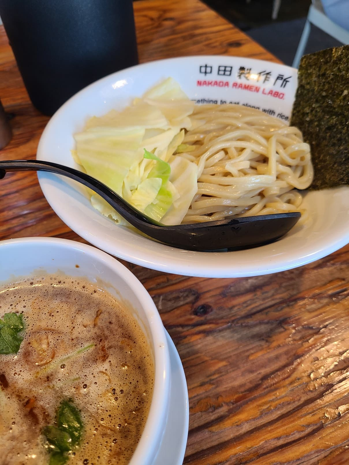新潟で人気のブラックラーメン店『中田製作所』へ！濃厚「海老つ...の画像