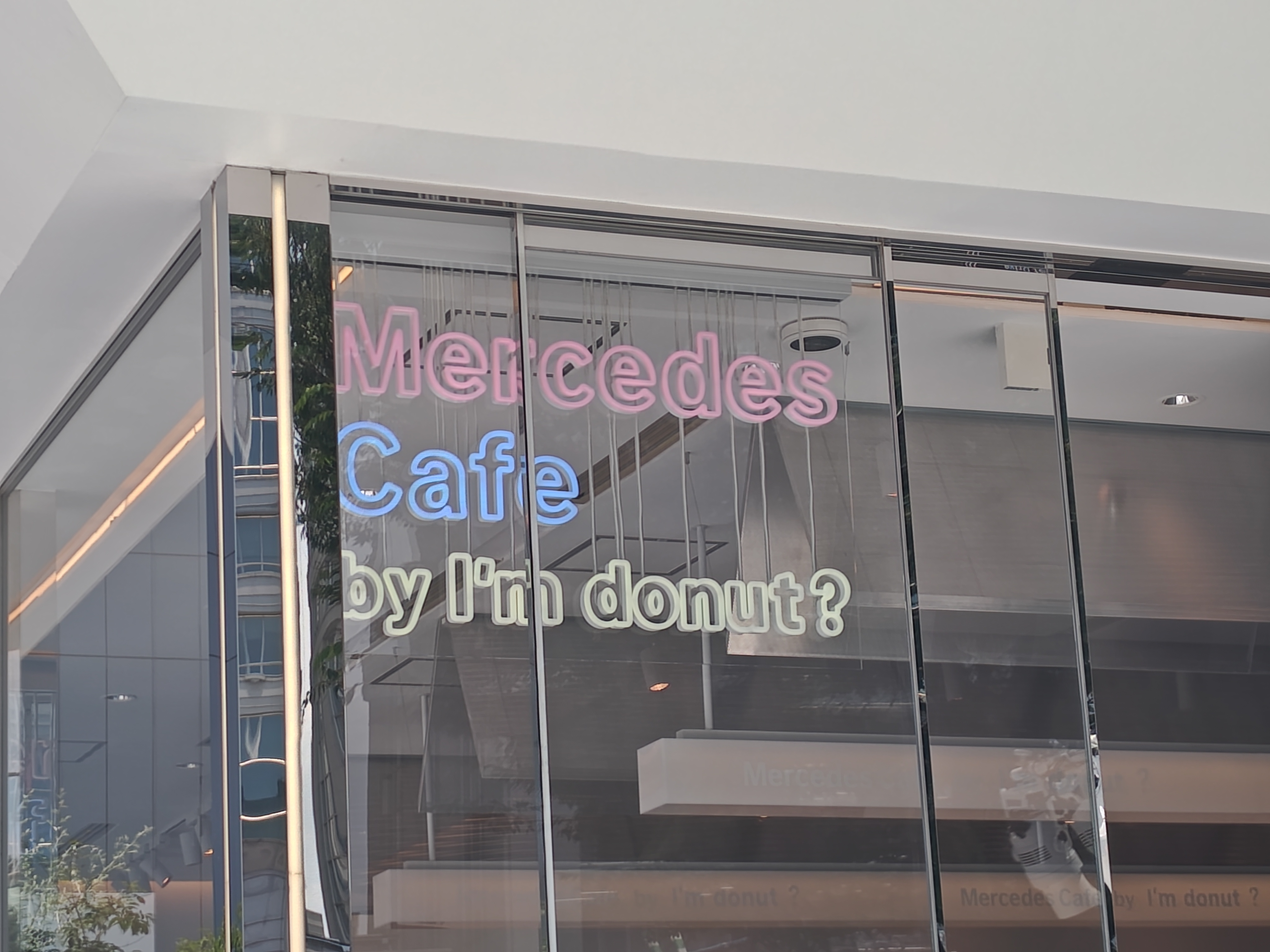 Mercedes cafe by I'm donut?の画像