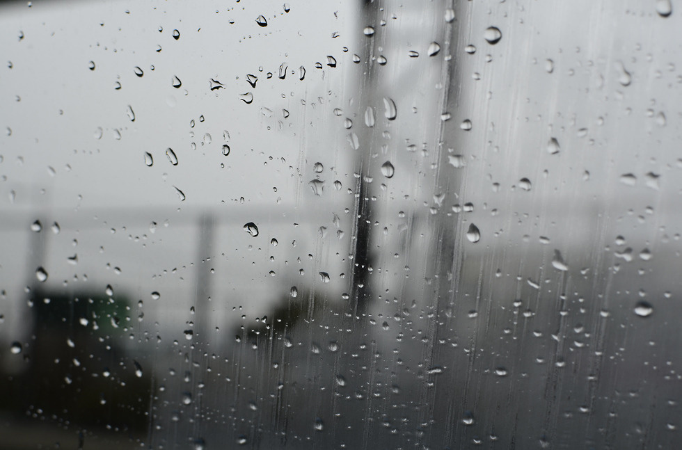 【雨の日の工夫】心地よい土間と軒のある家づくり。鎖樋で水を流...の画像