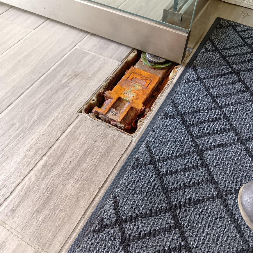 「ガラス戸の建付け調整」の画像