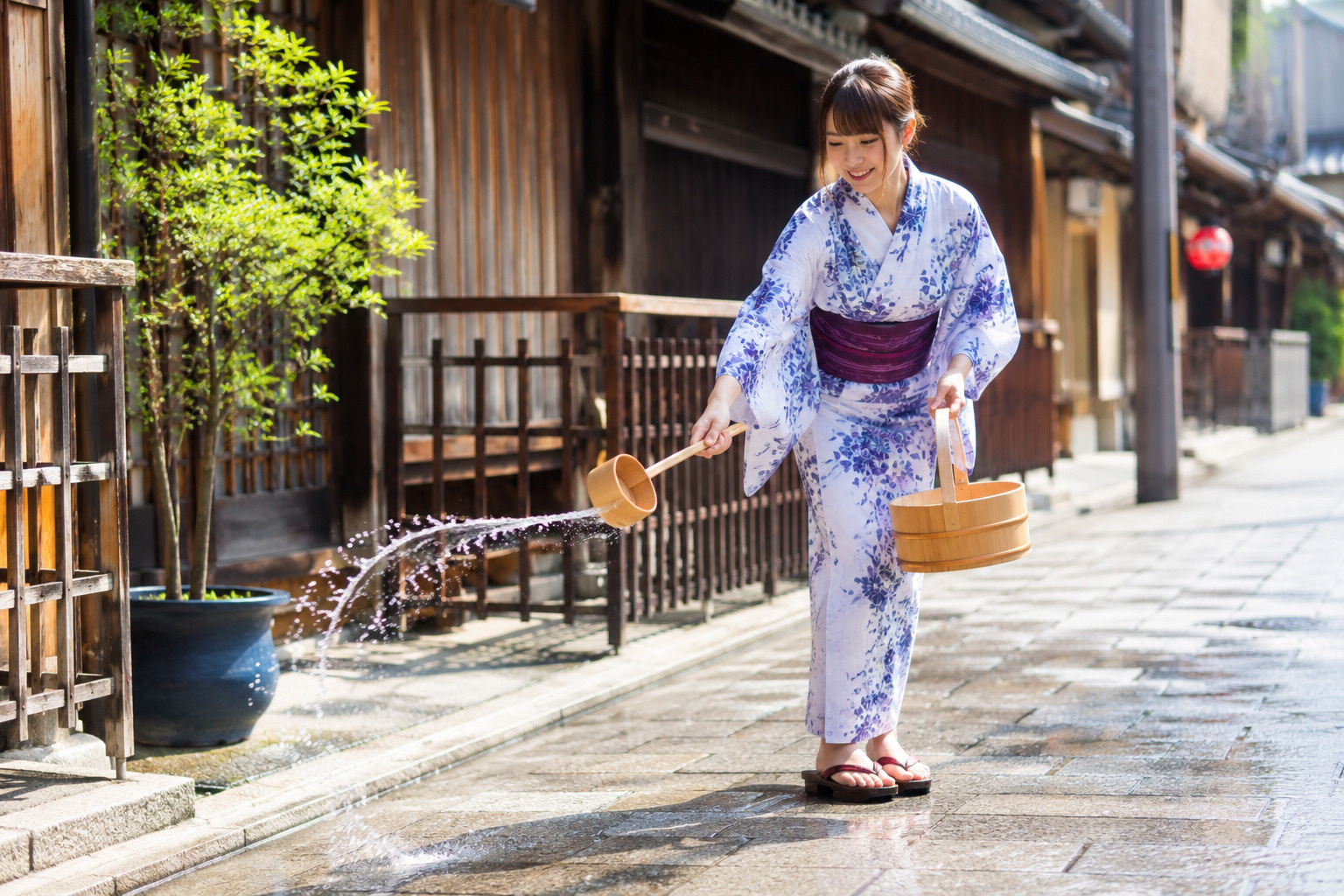 打ち水とは?効果・正しいやり方・最適な時間帯を徹底解説の画像