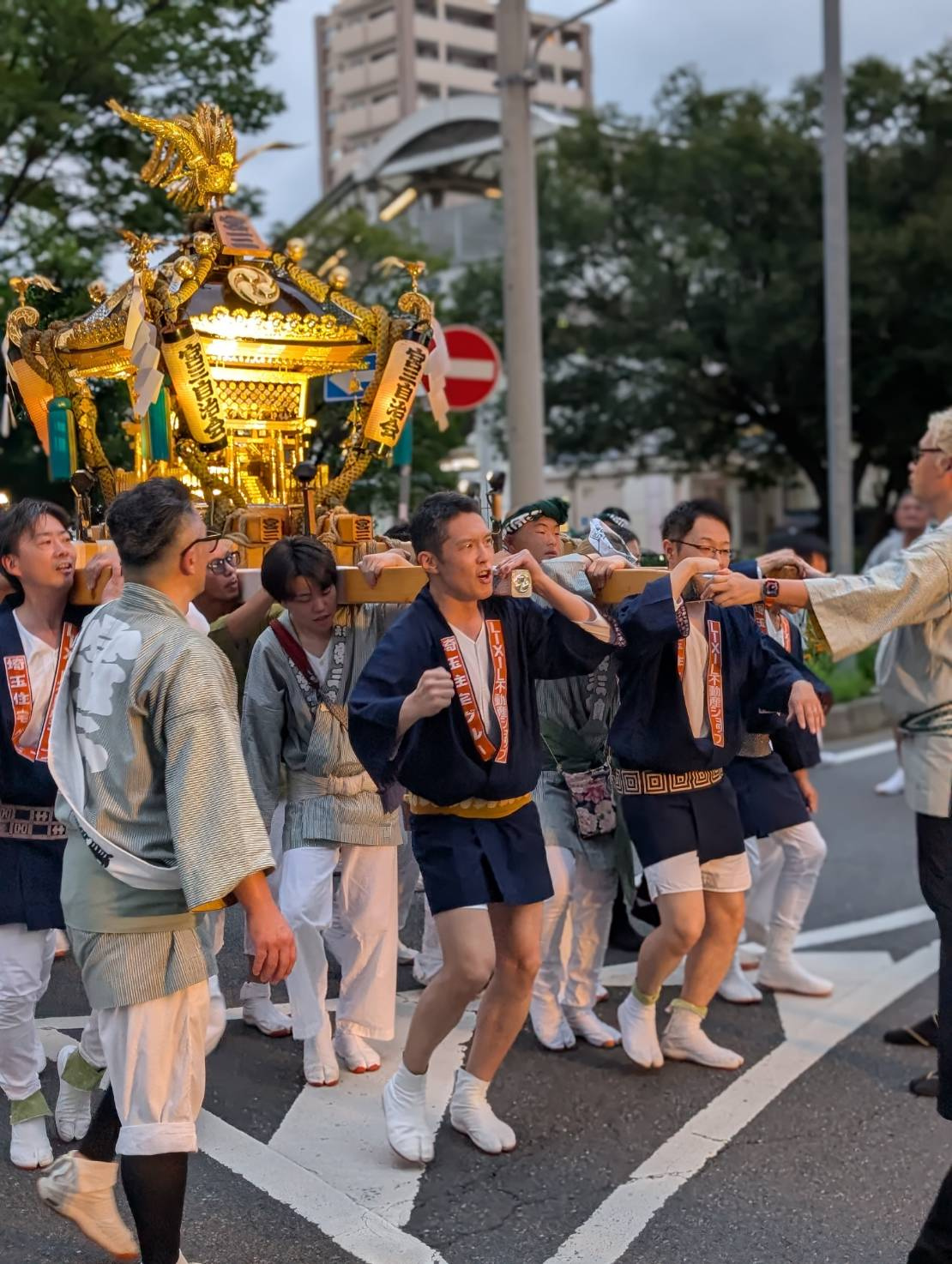 地域の皆様と力を合わせ、神輿を担ぎました！の画像