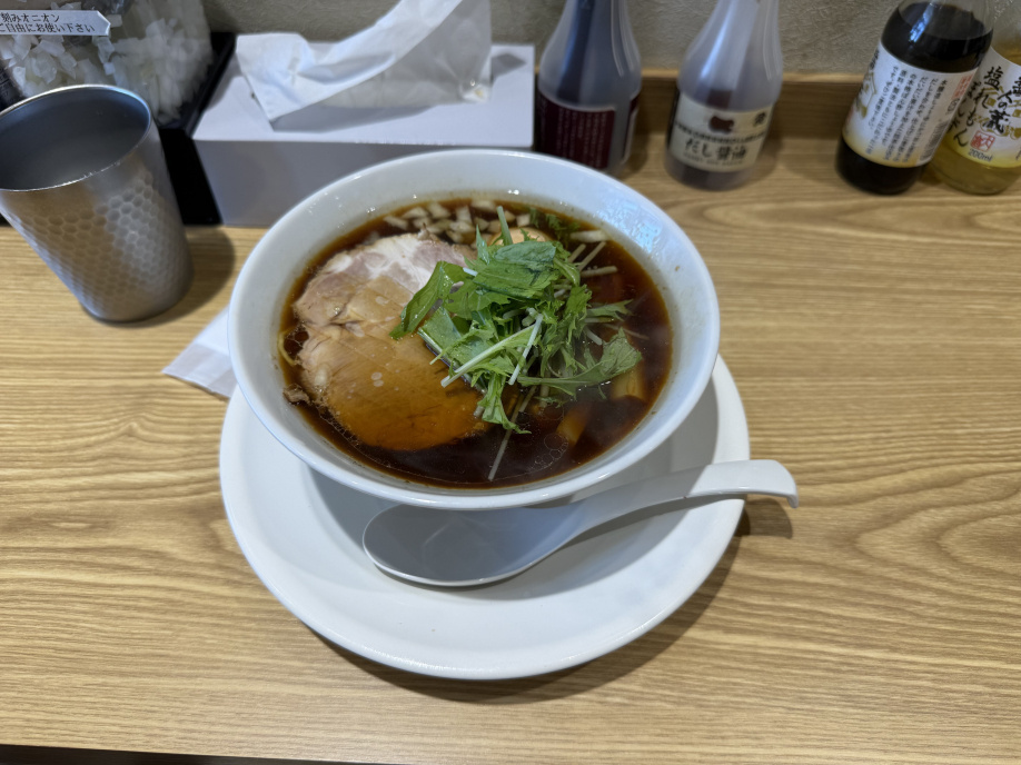 老舗醤油屋のラーメン店の画像