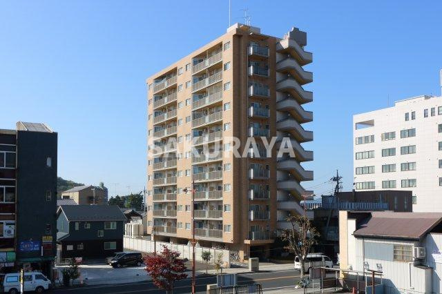 3LDK・62平米に2面バルコニー。足利市通の家族向け住戸の画像