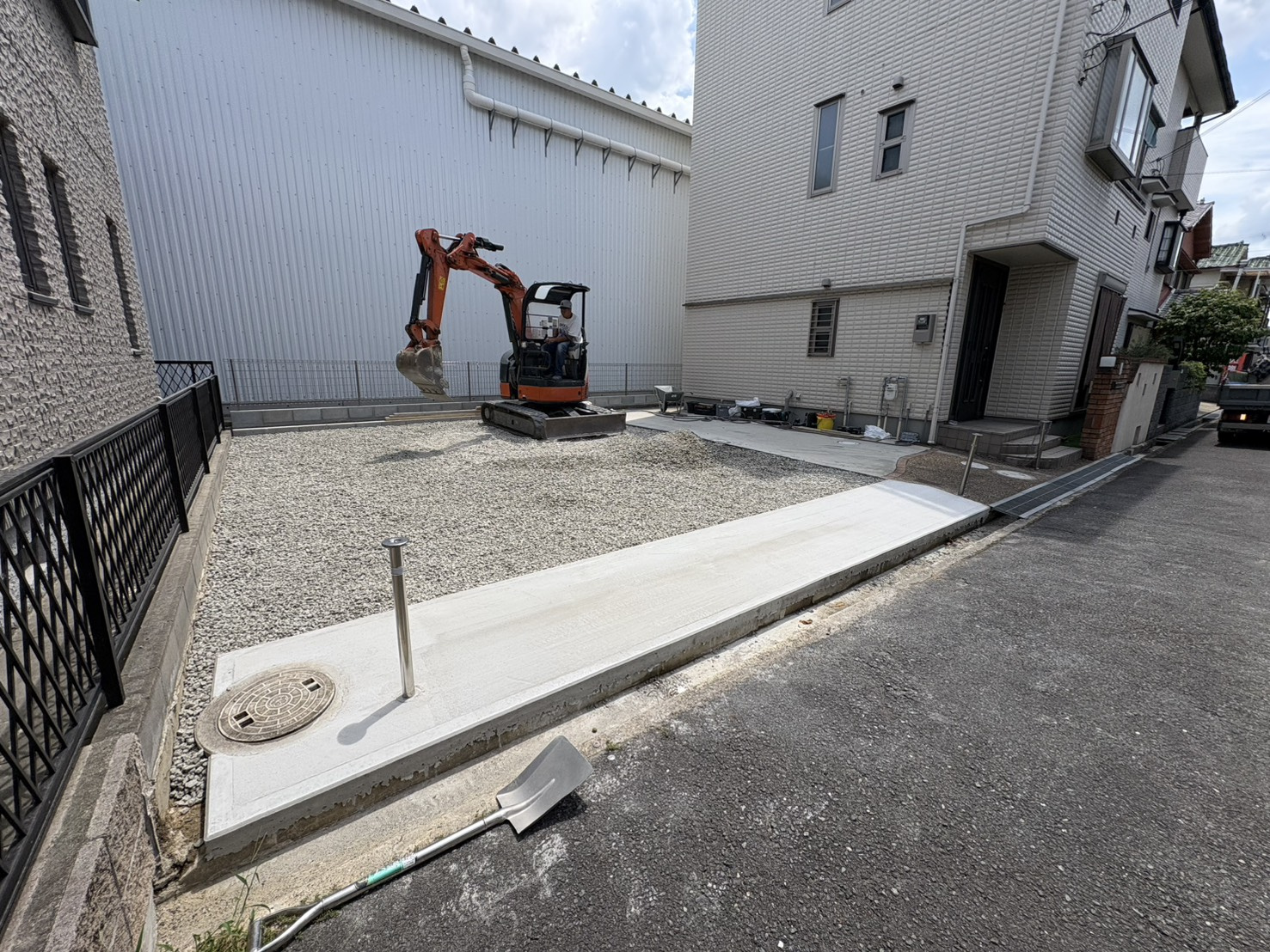 奈良市で外構工事｜駐車スペースの施工が完了間近です！の画像