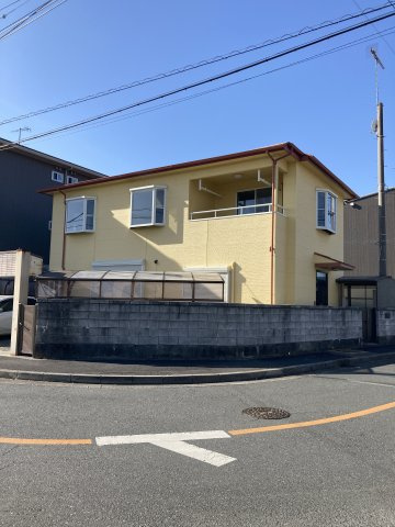 二方向が道路の角地、車は2台。山川町の一戸建の画像