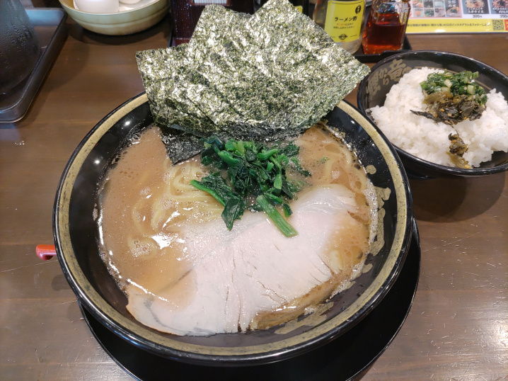 松山市南久米町にある「九州豚骨醤油鯉から竜久米店」で、豚骨醤...の画像