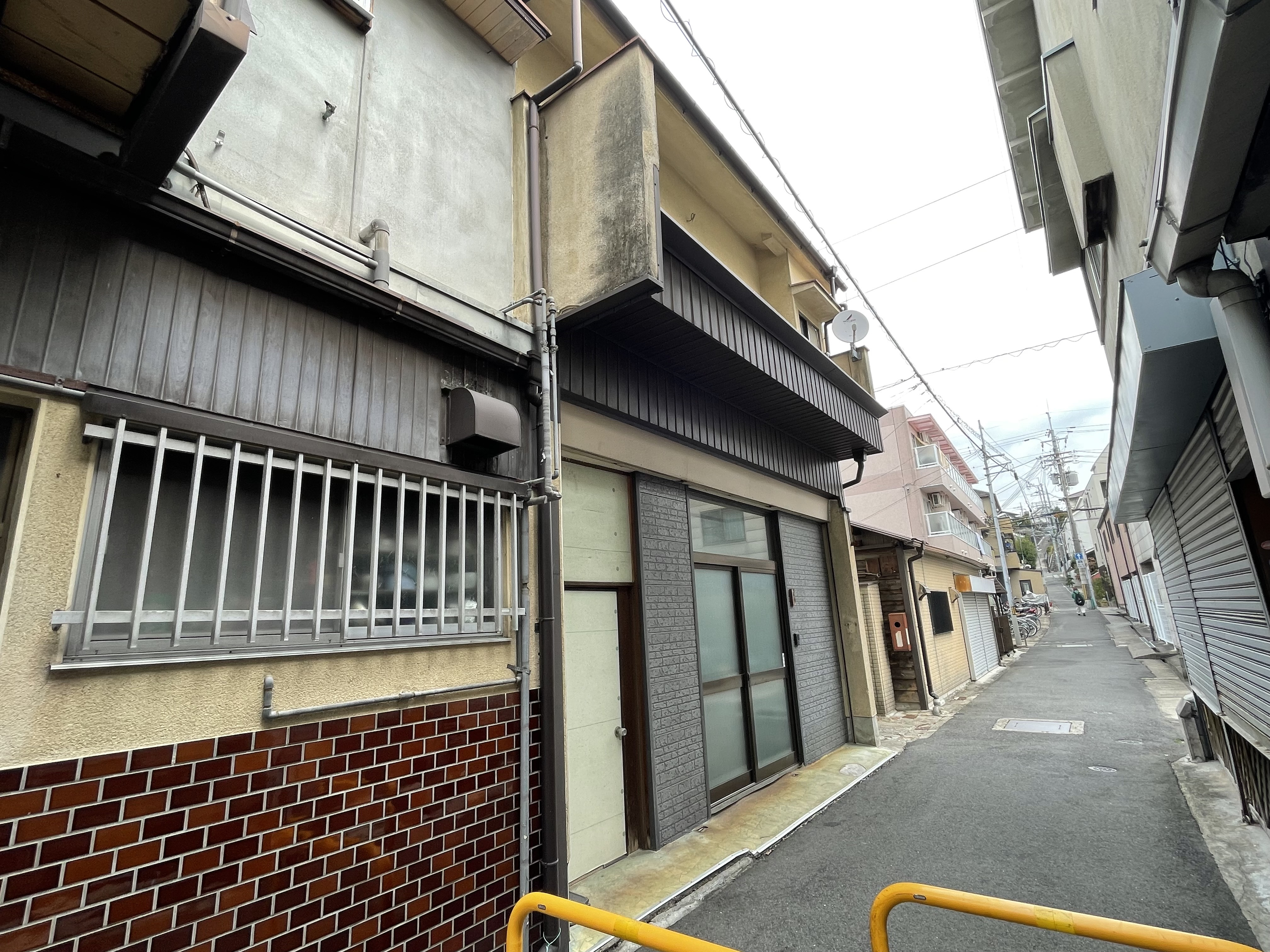 奈良市・富雄駅徒歩3分　隣家と構造を共有する長屋住宅を買取し...の画像