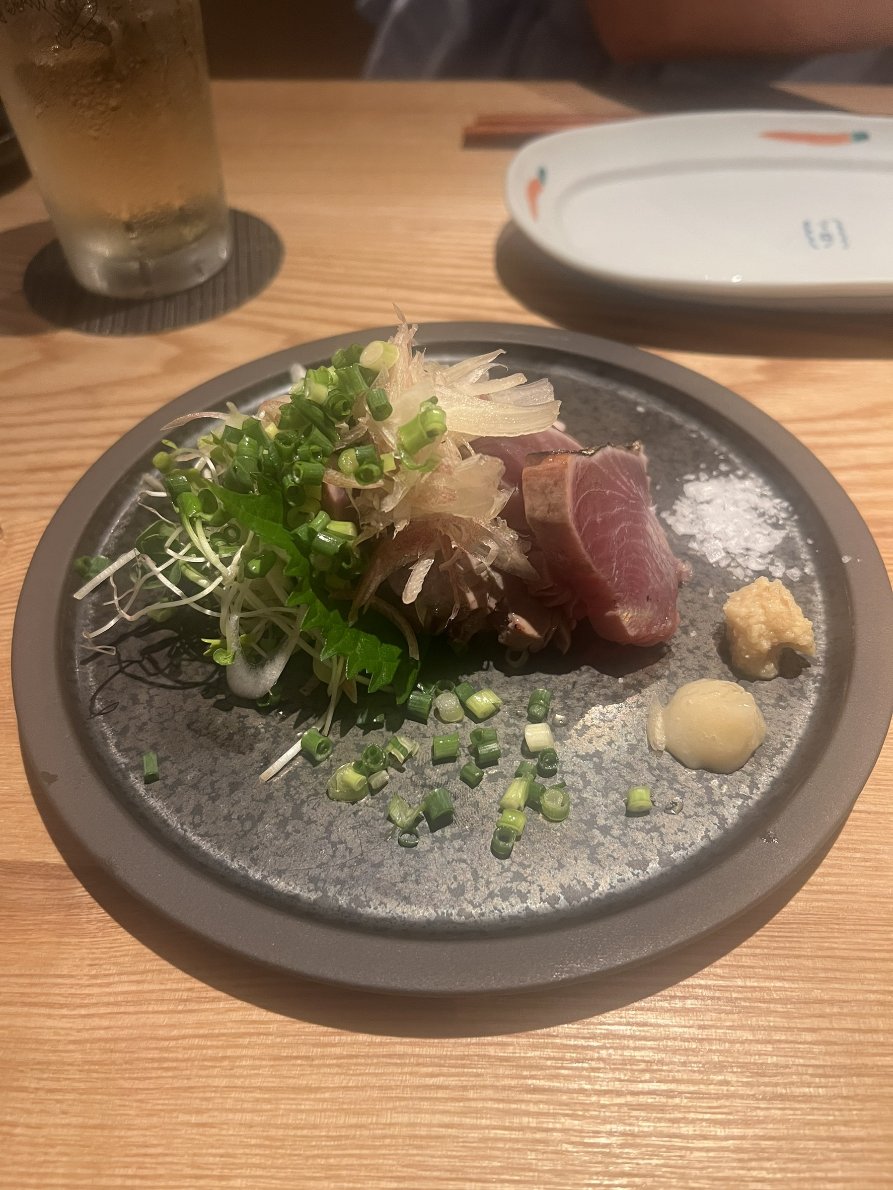 【日野】香ばしい藁の香りがたまらない！「狼煙」で味わう極上カ...の画像