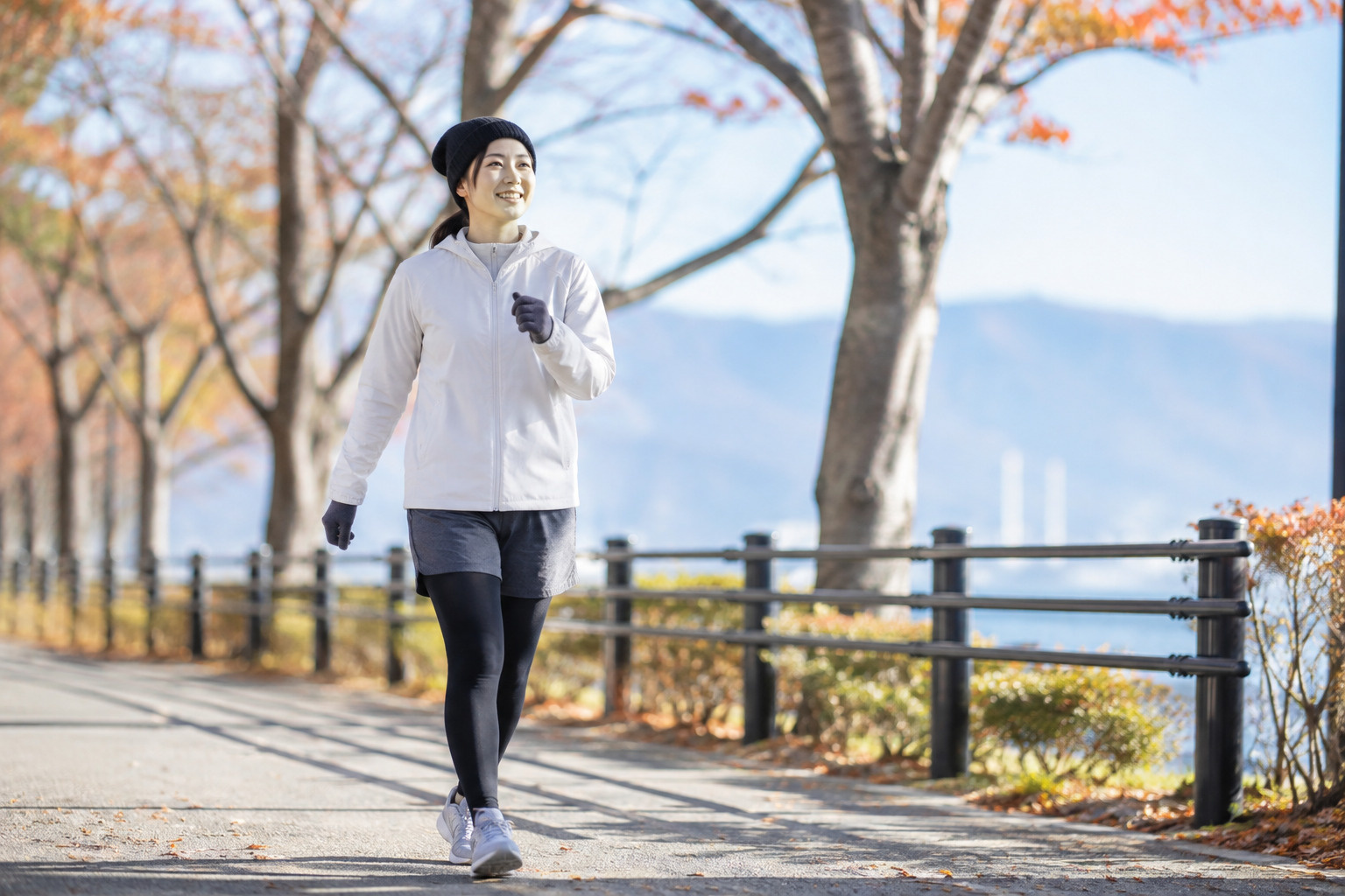 寒い季節も元気に！秋冬のウォーキングを続けるコツと健康効果の画像