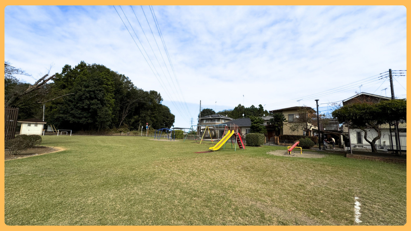小山市扶桑第2公園を現地レポート！広い芝生とうんていがある公...の画像