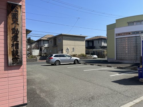 店舗の右側が駐車場です